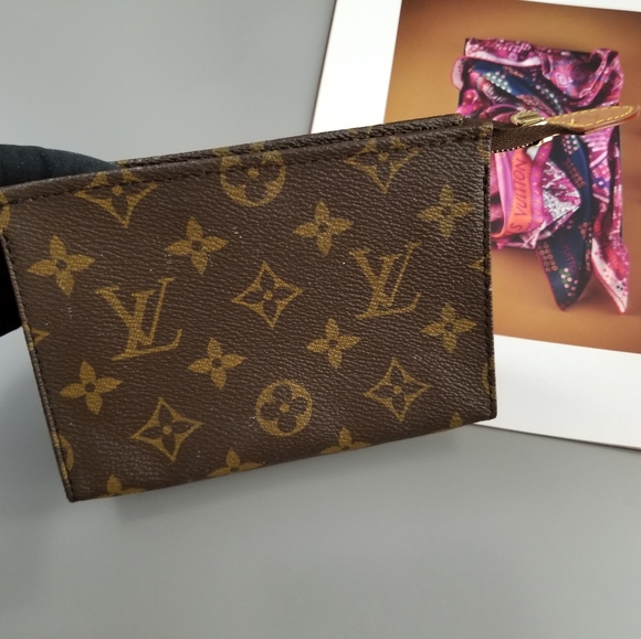 LOUIS VUITTON Classic Cosmetic Toiletry pouch Accessories/France - Picture 14 of 16